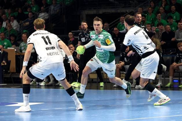 DEU, DHB, 1.HBL, Fuechse Berlin vs. THW Kiel, 15.11.2025, Max-Schmeling-Halle, Berlin, DEU, DHB, 1.HBL, Fuechse Berlin vs. THW Kiel, im Bild Lasse Andersson (Fuechse Berlin 11), Petter Overby (THW Kiel 11), Domagoj Duvnjak (THW Kiel 4)