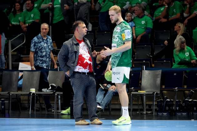 DEU, DHB, 1.HBL, Fuechse Berlin vs. THW Kiel, 15.11.2025, Max-Schmeling-Halle, Berlin, DEU, DHB, 1.HBL, Fuechse Berlin vs. THW Kiel, im Bild fmg, Manager Bob Hanning (Fuechse Berlin), Matthes Langhoff (Fuechse Berlin 25)