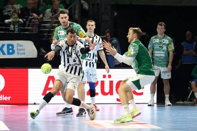 DEU, DHB, 1.HBL, Fuechse Berlin vs. THW Kiel, 15.11.2025, Max-Schmeling-Halle, Berlin, DEU, DHB, 1.HBL, Fuechse Berlin vs. THW Kiel, im Bild Mijajlo Marsenic (Fuechse Berlin 93), Mathias Gidsel (Fuechse Berlin 19), Domagoj Duvnjak (THW Kiel 4)