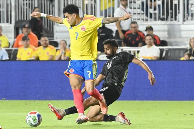 Luis Díaz (L) of Colombia vies Sarpreet Singh of New Zealand for the ball in a friendly match between the Colombian and New Zealand national teams at Chase Stadium in Fort Lauderdale, Florida, United States, 15 November 2025. International Friendly, Länderspiel, Nationalmannschaft Colombia - New Zealand !ACHTUNG: NUR REDAKTIONELLE NUTZUNG!  Copyright: xGiorgioxVierax AME9471 20251116-55018550842_1