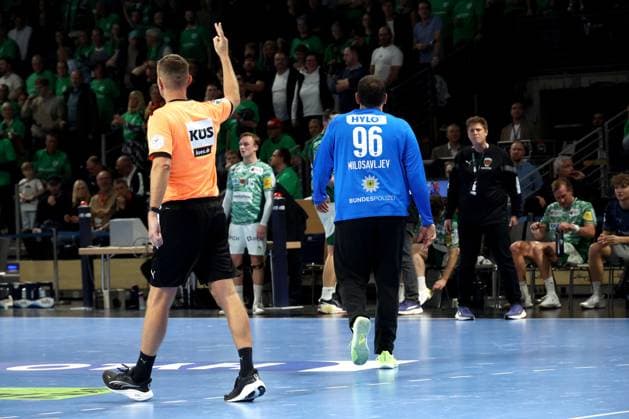 DEU, DHB, 1.HBL, Fuechse Berlin vs. THW Kiel, 15.11.2025, Max-Schmeling-Halle, Berlin, DEU, DHB, 1.HBL, Fuechse Berlin vs. THW Kiel, im Bild zwei Minutenstrafe fuer Dejan Milosavljev (Fuechse Berlin 96), Schiedsrichter