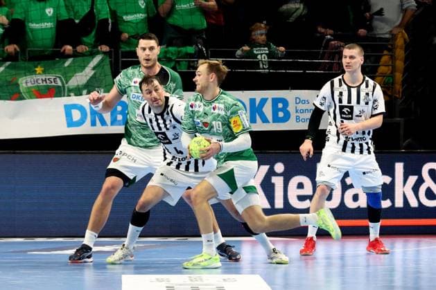 DEU, DHB, 1.HBL, Fuechse Berlin vs. THW Kiel, 15.11.2025, Max-Schmeling-Halle, Berlin, DEU, DHB, 1.HBL, Fuechse Berlin vs. THW Kiel, im Bild Mathias Gidsel (Fuechse Berlin 19), Mijajlo Marsenic (Fuechse Berlin 93), Domagoj Duvnjak (THW Kiel 4)
