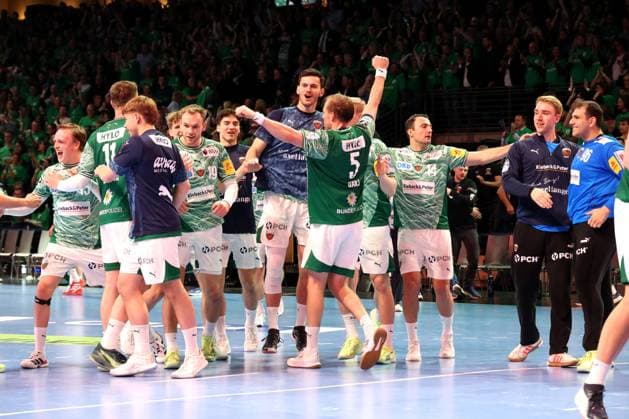 DEU, DHB, 1.HBL, Fuechse Berlin vs. THW Kiel, 15.11.2025, Max-Schmeling-Halle, Berlin, DEU, DHB, 1.HBL, Fuechse Berlin vs. THW Kiel, im Bild Fuechse-Spielerkreis,Mathias Gidsel (Fuechse Berlin 19)