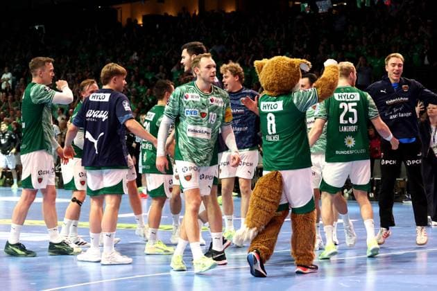 DEU, DHB, 1.HBL, Fuechse Berlin vs. THW Kiel, 15.11.2025, Max-Schmeling-Halle, Berlin, DEU, DHB, 1.HBL, Fuechse Berlin vs. THW Kiel, im Bild Fuechse-Spielerkreis, Mijajlo , Mathias Gidsel (Fuechse Berlin 19)