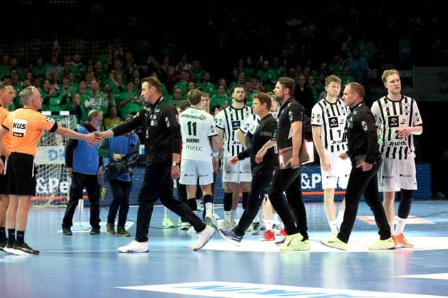 DEU, DHB, 1.HBL, Fuechse Berlin vs. THW Kiel, 15.11.2025, Max-Schmeling-Halle, Berlin, DEU, DHB, 1.HBL, Fuechse Berlin vs. THW Kiel, im Bild Cheftrainer Nicolej Krickau (Fuechse Berlin), Trainer Filip Jicha (THW Kiel), Kieler-Spielerkreis, Schiedsrichter