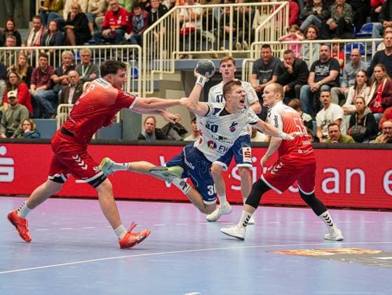 Marco Mengon (1. VFL Potsdam, 30) wird von Valentin Willner (TuSEM Essen, 05) gefoult TuSEM Essen vs. 1. VfL Potsdam, Handball, 2. Bundesliga, 11. Spieltag, Saison 2025 2026, 15.11.2025 TuSEM Essen vs. 1. VfL Potsdam, Handball, 2. Bundesliga, 11. Spieltag, Saison 2025 2026, 15.11.2025 Essen Copyright: xEibner-Pressefoto DamianxKruczynx EP_DKI