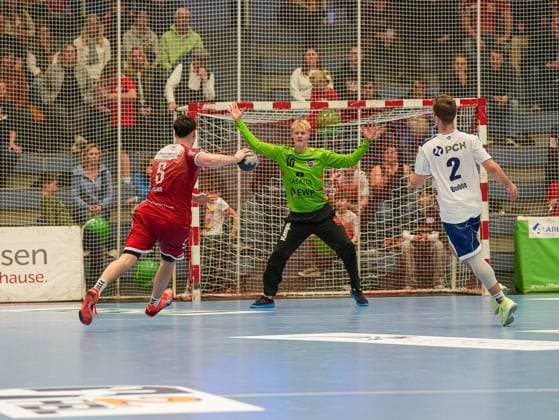 Valentin Willner (TuSEM Essen, 05) sprintet auf Marvin Matthes (1. VfL Potsdam, 16) zu TuSEM Essen vs. 1. VfL Potsdam, Handball, 2. Bundesliga, 11. Spieltag, Saison 2025 2026, 15.11.2025 TuSEM Essen vs. 1. VfL Potsdam, Handball, 2. Bundesliga, 11. Spieltag, Saison 2025 2026, 15.11.2025 Essen Copyright: xEibner-Pressefoto DamianxKruczynx EP_DKI