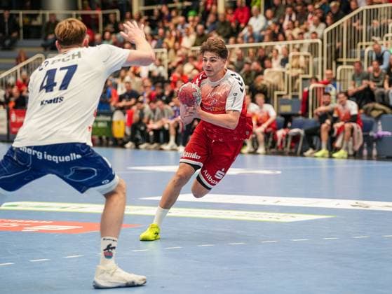 Felix Goettler (TuSEM Essen, 04) im Dribbling gegen Dustin Kraus (1. VFL Potsdam, 47) TuSEM Essen vs. 1. VfL Potsdam, Handball, 2. Bundesliga, 11. Spieltag, Saison 2025 2026, 15.11.2025 TuSEM Essen vs. 1. VfL Potsdam, Handball, 2. Bundesliga, 11. Spieltag, Saison 2025 2026, 15.11.2025 Essen Copyright: xEibner-Pressefoto DamianxKruczynx EP_DKI