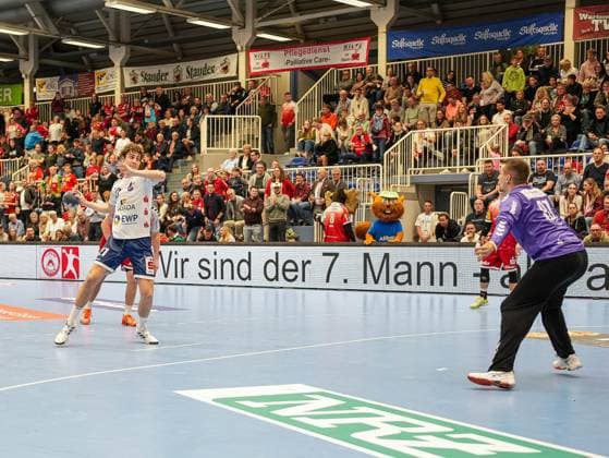 Nils Fuhrmann (1. VFL Potsdam, 27) beim Siebenmeter Wurf gegen Dominik Plaue (TuSEM Essen, 87) TuSEM Essen vs. 1. VfL Potsdam, Handball, 2. Bundesliga, 11. Spieltag, Saison 2025 2026, 15.11.2025 TuSEM Essen vs. 1. VfL Potsdam, Handball, 2. Bundesliga, 11. Spieltag, Saison 2025 2026, 15.11.2025 Essen Copyright: xEibner-Pressefoto DamianxKruczynx EP_DKI