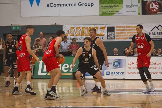 15.11.2025, xovx, Basketball Regionalliga Südwest, Lich Basketball - MTV Stuttgart v.l. David Amaize (Lich Basketball), Marko Lavric (MTV Stuttgart), Hugo Mounier (MTV Stuttgart), Till Wagner (Lich Basketball), Johannes Lischka (Lich Basketball), Paolo Tosi (MTV Stuttgart) Lich Sporthalle Dietrich-Bonhoeffer-S Hessen Deutschland (DE)