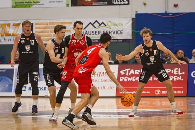 15.11.2025, xovx, Basketball Regionalliga Südwest, Lich Basketball - MTV Stuttgart v.l. Johannes Lischka (Lich Basketball), Till Wagner (Lich Basketball), Paolo Tosi (MTV Stuttgart), Hugo Mounier (MTV Stuttgart), Gregor Gümbel (Lich Basketball) Lich Sporthalle Dietrich-Bonhoeffer-S Hessen Deutschland (DE)