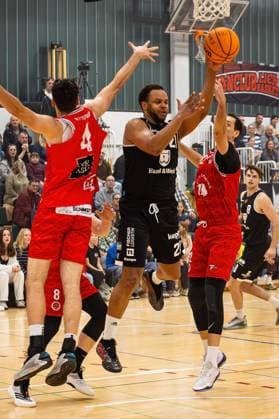 15.11.2025, xovx, Basketball Regionalliga Südwest, Lich Basketball - MTV Stuttgart v.l. Hugo Mounier (MTV Stuttgart), Christian Gundlach (MTV Stuttgart), David Amaize (Lich Basketball), Paolo Tosi (MTV Stuttgart), Till Wagner (Lich Basketball) Lich Sporthalle Dietrich-Bonhoeffer-S Hessen Deutschland (DE)