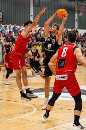 15.11.2025, xovx, Basketball Regionalliga Südwest, Lich Basketball - MTV Stuttgart v.l. Paolo Tosi (MTV Stuttgart), Hugo Mounier (MTV Stuttgart), Till Wagner (Lich Basketball), Gregor Gümbel (Lich Basketball), Christian Gundlach (MTV Stuttgart) Lich Sporthalle Dietrich-Bonhoeffer-S Hessen Deutschland (DE)