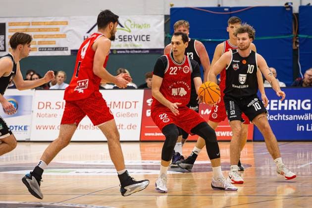 15.11.2025, xovx, Basketball Regionalliga Südwest, Lich Basketball - MTV Stuttgart v.l. Hugo Mounier (MTV Stuttgart), Paolo Tosi (MTV Stuttgart), Johannes Lischka (Lich Basketball), Marko Lavric (MTV Stuttgart), Gregor Gümbel (Lich Basketball) Lich Sporthalle Dietrich-Bonhoeffer-S Hessen Deutschland (DE)