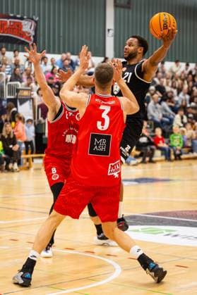 15.11.2025, xovx, Basketball Regionalliga Südwest, Lich Basketball - MTV Stuttgart v.l. Christian Gundlach (MTV Stuttgart), Marko Lavric (MTV Stuttgart), David Amaize (Lich Basketball) Lich Sporthalle Dietrich-Bonhoeffer-Schule Hessen Deutschland (DE)