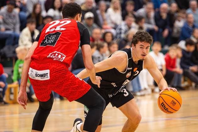 15.11.2025, xovx, Basketball Regionalliga Südwest, Lich Basketball - MTV Stuttgart v.l. Paolo Tosi (MTV Stuttgart), Hanno Kotulla (Lich Basketball) Lich Sporthalle Dietrich-Bonhoeffer-S Hessen Deutschland (DE)