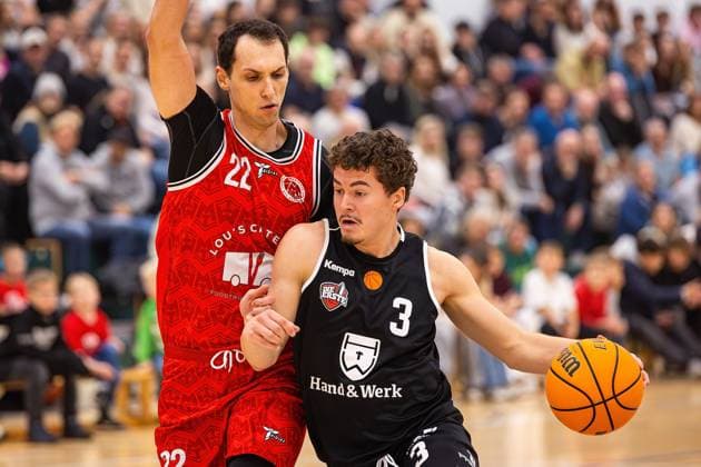 15.11.2025, xovx, Basketball Regionalliga Südwest, Lich Basketball - MTV Stuttgart v.l. Paolo Tosi (MTV Stuttgart), Hanno Kotulla (Lich Basketball) Lich Sporthalle Dietrich-Bonhoeffer-S Hessen Deutschland (DE)