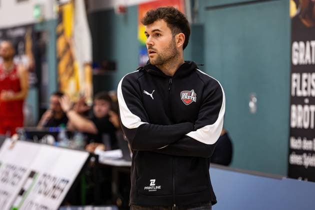 15.11.2025, xovx, Basketball Regionalliga Südwest, Lich Basketball - MTV Stuttgart Trainer Lucas Nasev (Lich Basketball) Lich Sporthalle Dietrich-Bonhoeffer-S Hessen Deutschland (DE)