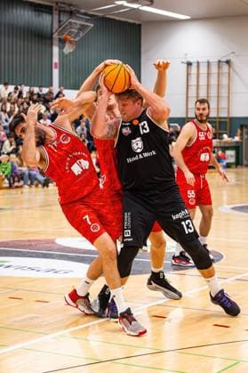 15.11.2025, xovx, Basketball Regionalliga Südwest, Lich Basketball - MTV Stuttgart v.l. Vasileios Lampropoulos (MTV Stuttgart), Marko Lavric (MTV Stuttgart), Johannes Lischka (Lich Basketball), Luka Milovac (MTV Stuttgart), Lich Sporthalle Dietrich-Bonhoeffer-S Hessen Deutschland (DE)