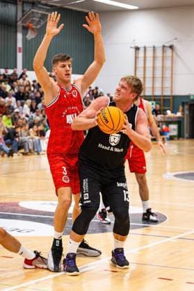 15.11.2025, xovx, Basketball Regionalliga Südwest, Lich Basketball - MTV Stuttgart v.l. Marko Lavric (MTV Stuttgart), Johannes Lischka (Lich Basketball), Luka Milovac (MTV Stuttgart) Lich Sporthalle Dietrich-Bonhoeffer-S Hessen Deutschland (DE)