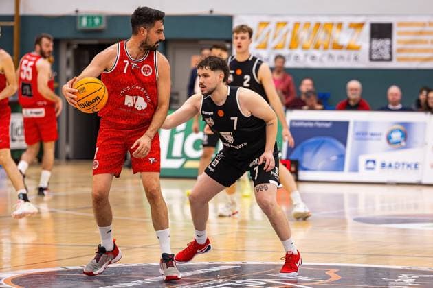 15.11.2025, xovx, Basketball Regionalliga Südwest, Lich Basketball - MTV Stuttgart v.l. Vasileios Lampropoulos (MTV Stuttgart), Fritz Rostek (Lich Basketball) Lich Sporthalle Dietrich-Bonhoeffer-S Hessen Deutschland (DE)
