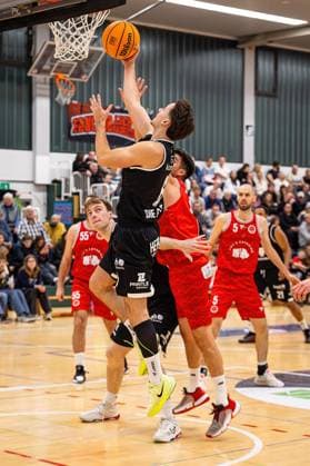 15.11.2025, xovx, Basketball Regionalliga Südwest, Lich Basketball - MTV Stuttgart v.l. Luka Milovac (MTV Stuttgart), Christian Mann (Lich Basketball), Orkun Mehmed (Lich Basketball), Vasileios Lampropoulos (MTV Stuttgart), Ruben Leidel (MTV Stuttgart) Lich Sporthalle Dietrich-Bonhoeffer-S Hessen Deutschland (DE)