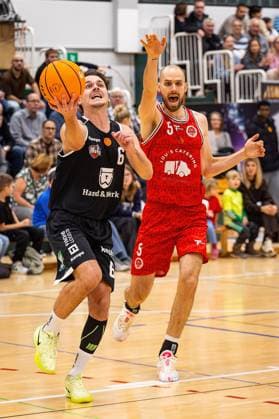 15.11.2025, xovx, Basketball Regionalliga Südwest, Lich Basketball - MTV Stuttgart v.l. Orkun Mehmed (Lich Basketball), Ruben Leidel (MTV Stuttgart) Lich Sporthalle Dietrich-Bonhoeffer-S Hessen Deutschland (DE)