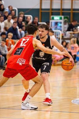 15.11.2025, xovx, Basketball Regionalliga Südwest, Lich Basketball - MTV Stuttgart v.l. Alois Mounier (MTV Stuttgart), Fritz Rostek (Lich Basketball) Lich Sporthalle Dietrich-Bonhoeffer-S Hessen Deutschland (DE)