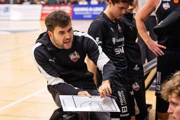 15.11.2025, xovx, Basketball Regionalliga Südwest, Lich Basketball - MTV Stuttgart Trainer Lucas Nasev (Lich Basketball) Lich Sporthalle Dietrich-Bonhoeffer-S Hessen Deutschland (DE)
