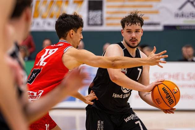 15.11.2025, xovx, Basketball Regionalliga Südwest, Lich Basketball - MTV Stuttgart v.l. Alois Mounier (MTV Stuttgart), Fritz Rostek (Lich Basketball) Lich Sporthalle Dietrich-Bonhoeffer-S Hessen Deutschland (DE)