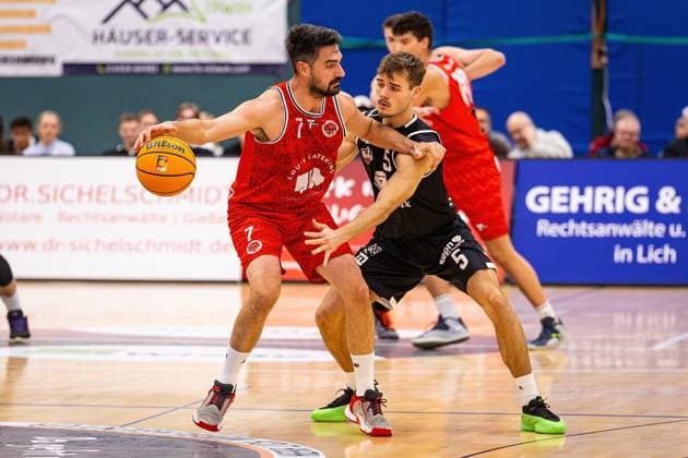 15.11.2025, xovx, Basketball Regionalliga Südwest, Lich Basketball - MTV Stuttgart v.l. Vasileios Lampropoulos (MTV Stuttgart), Julian Thüne (Lich Basketball) Lich Sporthalle Dietrich-Bonhoeffer-S Hessen Deutschland (DE)