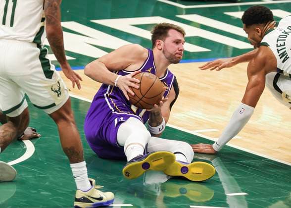 (251116) -- MILWAUKEE, Nov. 16, 2025 -- Los Angeles Lakers Luka Doncic (C) competes during the 2025-2026 NBA, Basketball Herren, USA regular season game between Milwaukee Bucks and Los Angeles Lakers in Milwaukee, the United States, on Nov. 15, 2025. (Photo by Xinhua) (SP)U.S.-MILWAUKEE-BASKETBALL-NBA-BUCKS VS LAKERS JoelxLerner 