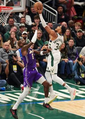 (251116) -- MILWAUKEE, Nov. 16, 2025 -- Milwaukee Bucks Giannis Antetokounmpo (R) drives to the basket against Los Angeles Lakers Deandre Ayton during the 2025-2026 NBA, Basketball Herren, USA regular season game between Milwaukee Bucks and Los Angeles Lakers in Milwaukee, the United States, on Nov. 15, 2025. (Photo by Xinhua) (SP)U.S.-MILWAUKEE-BASKETBALL-NBA-BUCKS VS LAKERS JoelxLerner 