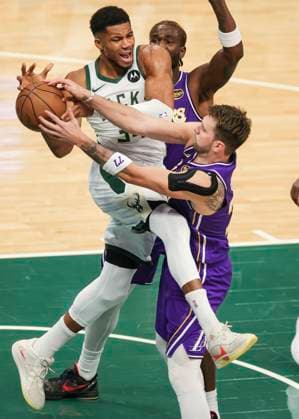 Sport Bilder des Tages (251116) -- MILWAUKEE, Nov. 16, 2025 -- Milwaukee Bucks Giannis Antetokounmpo (L) vies with Los Angeles Lakers Luka Doncic (R) during the 2025-2026 NBA, Basketball Herren, USA regular season game between Milwaukee Bucks and Los Angeles Lakers in Milwaukee, the United States, on Nov. 15, 2025. (Photo by Xinhua) (SP)U.S.-MILWAUKEE-BASKETBALL-NBA-BUCKS VS LAKERS JoelxLerner 