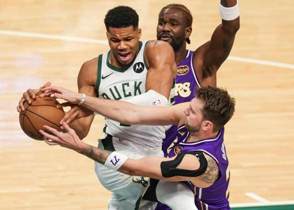 (251116) -- MILWAUKEE, Nov. 16, 2025 -- Milwaukee Bucks Giannis Antetokounmpo (L) vies with Los Angeles Lakers Luka Doncic (R) during the 2025-2026 NBA, Basketball Herren, USA regular season game between Milwaukee Bucks and Los Angeles Lakers in Milwaukee, the United States, on Nov. 15, 2025. (Photo by Xinhua) (SP)U.S.-MILWAUKEE-BASKETBALL-NBA-BUCKS VS LAKERS JoelxLerner 