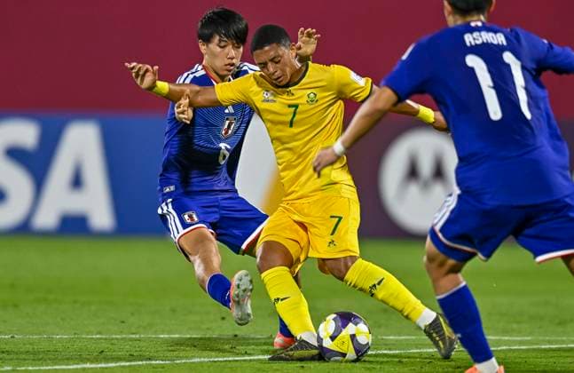 (251116) -- DOHA, Nov. 16, 2025 -- Noguchi Rento (L) of Japan vies with Selwyn Stevens (C) of South Africa during the round of 32 football match between Japan and South Africa at FIFA U17, U 17 World cup Qatar 2025 in Doha, Qatar, on Nov. 15, 2025. (Photo by Xinhua) (SP)QATAR-DOHA-FOOTBALL-FIFA U17 WORLD CUP 2025-JAPAN VS SOUTH AFRICA Nikku 