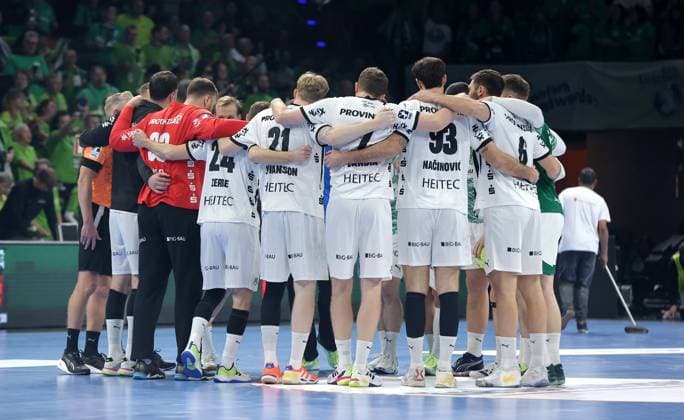 Kieler Mannschaftskreis vor Spielbeginn einschwören Ritual Handball HBL Bundesliga Herren 12. Spieltag Saison 2025 2026 15.11.2025 Füchse Berlin vs THW Kiel