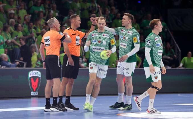 Schiedsrichter Robert Schulze, Tobias Tönnies begrüßen Spieler Mathias Gidsel, Lasse Andersson, Tobias Schjoelberg Groendahl Handball HBL Bundesliga Herren 12. Spieltag Saison 2025 2026 15.11.2025 Füchse Berlin vs THW Kiel
