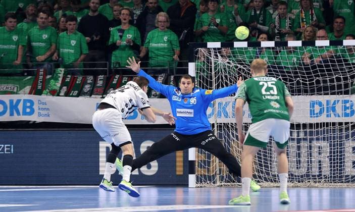 Torwart Dejan Milosavljev pariert gegen Lukas Zerbe Zweikampf Spielszene Aktion Handball HBL Bundesliga Herren 12. Spieltag Saison 2025 2026 15.11.2025 Füchse Berlin vs THW Kiel