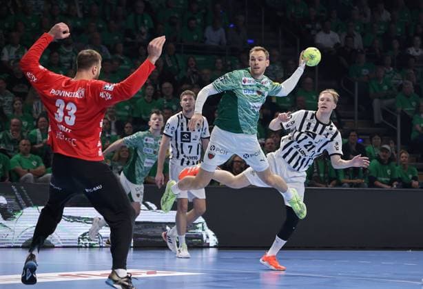Torwart Andreas Wolff, Mathias Gidsel erzielt ein Tor, Eric Johansson Zweikampf Spielszene Aktion Handball HBL Bundesliga Herren 12. Spieltag Saison 2025 2026 15.11.2025 Füchse Berlin vs THW Kiel