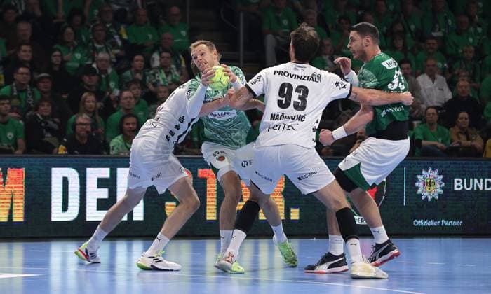 Magnus Landin Jacobsen, Mathias Gidsel am Ball, Veron Nacinovic, Mijajlo Marsenic Zweikampf Spielszene Aktion Handball HBL Bundesliga Herren 12. Spieltag Saison 2025 2026 15.11.2025 Füchse Berlin vs THW Kiel