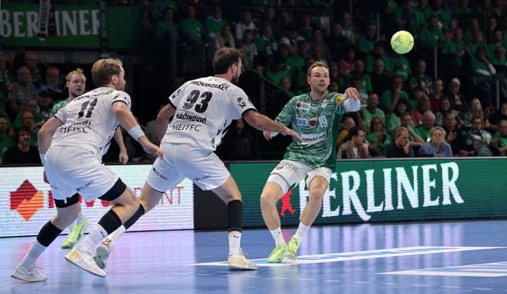 Petter Overby, Veron Nacinovic, Mathias Gidsel am Ball Zweikampf Spielszene Aktion Handball HBL Bundesliga Herren 12. Spieltag Saison 2025 2026 15.11.2025 Füchse Berlin vs THW Kiel