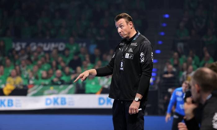 Trainer Filip Jicha gibt Anweisungen Aktion Oberkörper Handball HBL Bundesliga Herren 12. Spieltag Saison 2025 2026 15.11.2025 Füchse Berlin vs THW Kiel