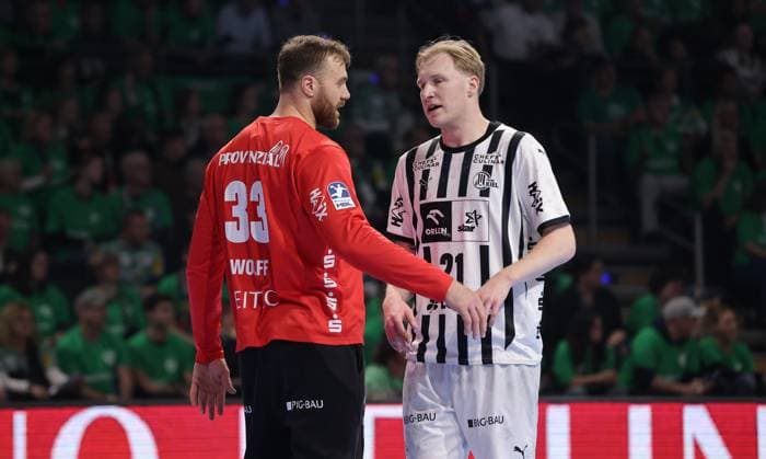 Torwart Andreas Wolff redet mit Eric Johansson Aktion Oberkörper Handball HBL Bundesliga Herren 12. Spieltag Saison 2025 2026 15.11.2025 Füchse Berlin vs THW Kiel