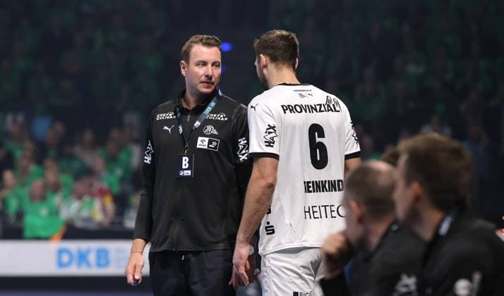 Trainer Filip Jicha redet mit Harald Reinkind Aktion Oberkörper Handball HBL Bundesliga Herren 12. Spieltag Saison 2025 2026 15.11.2025 Füchse Berlin vs THW Kiel