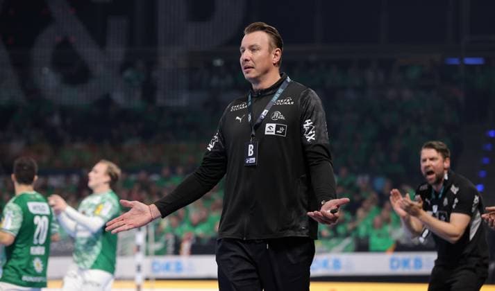 Trainer Filip Jicha fragend gestikulierend Aktion Oberkörper Handball HBL Bundesliga Herren 12. Spieltag Saison 2025 2026 15.11.2025 Füchse Berlin vs THW Kiel