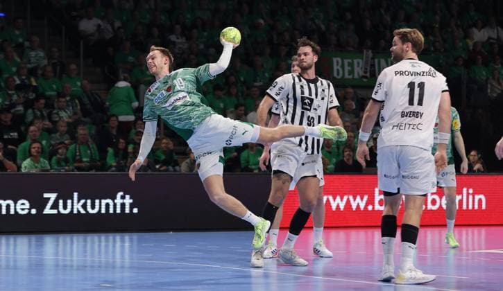 Mathias Gidsel erzielt ein Tor, Veron Nacinovic, Petter Overby Zweikampf Spielszene Aktion Handball HBL Bundesliga Herren 12. Spieltag Saison 2025 2026 15.11.2025 Füchse Berlin vs THW Kiel