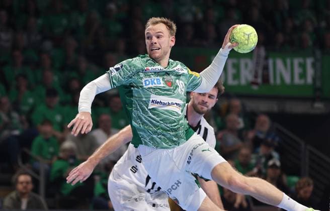 Mathias Gidsel am Ball, Veron Nacinovic Zweikampf Spielszene Aktion Handball HBL Bundesliga Herren 12. Spieltag Saison 2025 2026 15.11.2025 Füchse Berlin vs THW Kiel