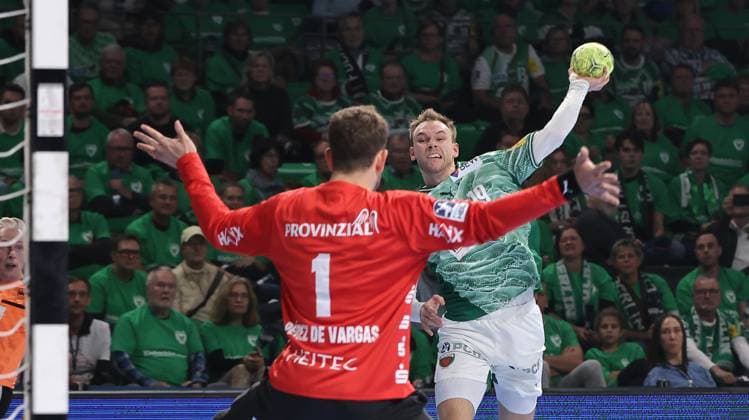 Mathias Gidsel erzielt ein Tor gegen Torwart Gonzalo Perez de Vargas Zweikampf Spielszene Aktion Handball HBL Bundesliga Herren 12. Spieltag Saison 2025 2026 15.11.2025 Füchse Berlin vs THW Kiel