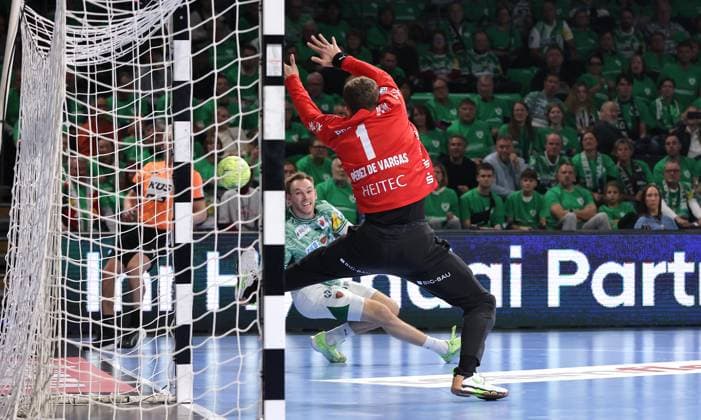 Mathias Gidsel erzielt ein Tor gegen Torwart Gonzalo Perez de Vargas Zweikampf Spielszene Aktion Handball HBL Bundesliga Herren 12. Spieltag Saison 2025 2026 15.11.2025 Füchse Berlin vs THW Kiel